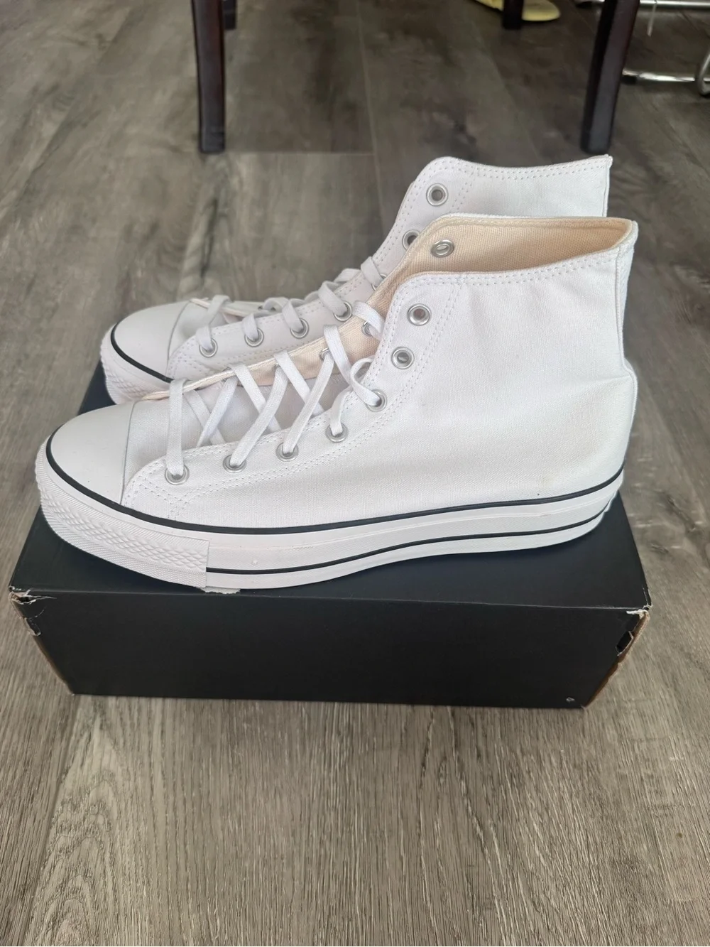 Men 10.5 Women 12 - Converse chuck taylor all star lift platform high top white